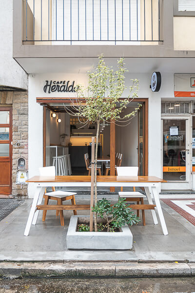 La entrada y su arbolito Café Heraldo 