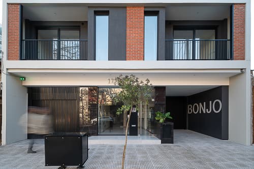 Entrada Edificio Bonjo V